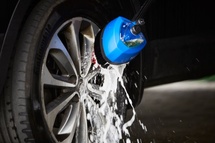 Mytí disků automobilu pomocí kartáče s dávkováním chemie (není součástí balení)