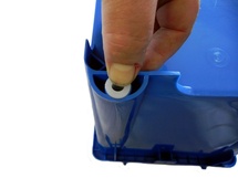 Pouzdra palcem zatlačíme do otvorů.