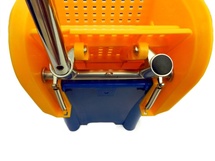 Do volného otvoru nasadíme páku. Dírkou na dírku.