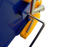 Ze strany ždímače nasadíme madlo se zahnutou delší stranou.