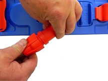 Matku rukou utáhneme.