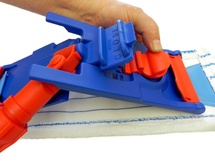 Rukou zmáčkneme pedál. Mop se rozdělí na dvě pohyblivé části.