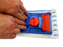 Úchyt zaklopíme a tlakem prstů pedál zacvakneme.