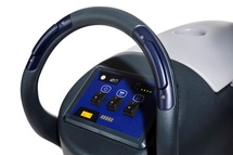 Přehledný ovládací panel a bezpečnostní prvky na madle