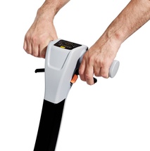 Vedení stroje obouruč