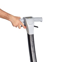 Vedení stroje jednou rukou